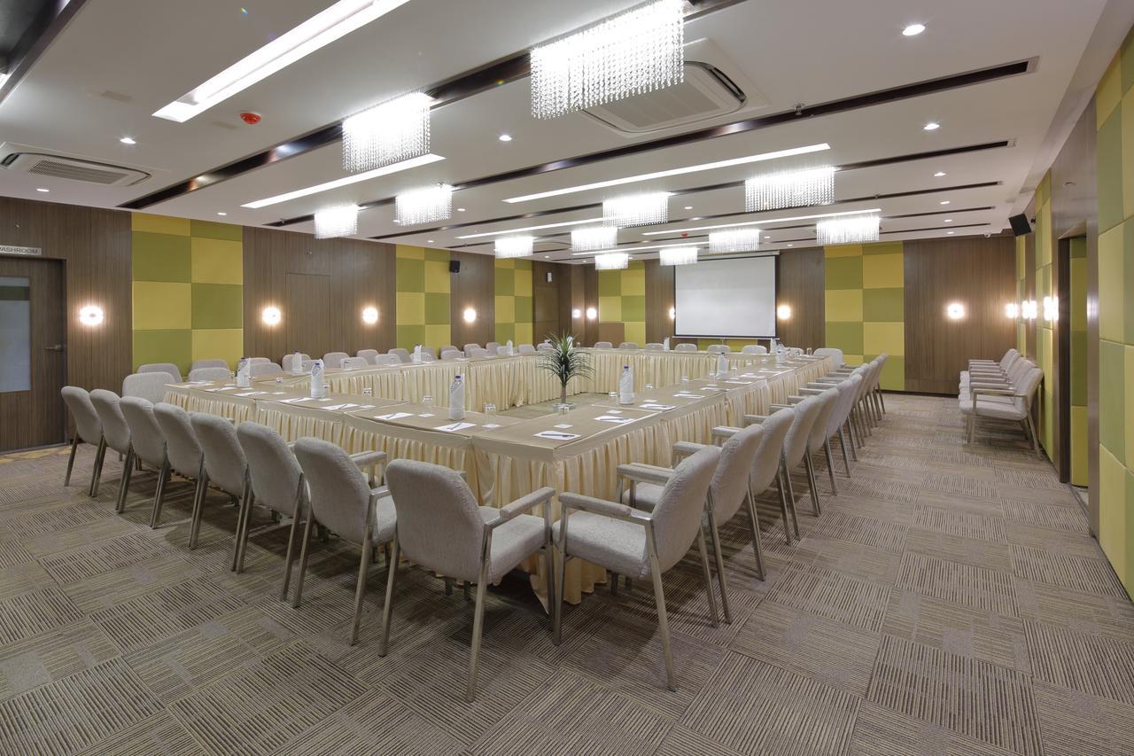 Hotel Pragati The Grand Ahmedabad Exterior foto