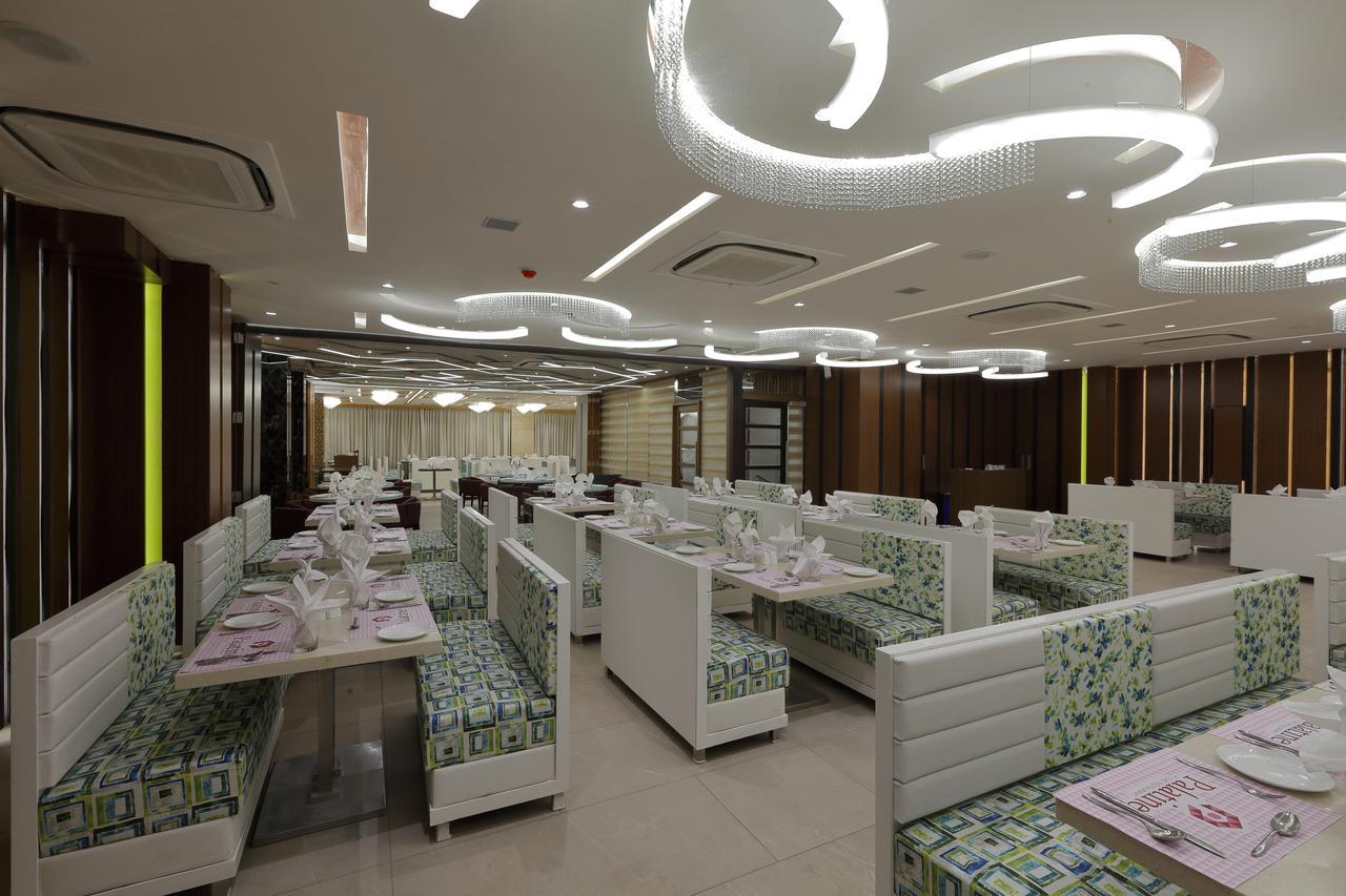 Hotel Pragati The Grand Ahmedabad Exterior foto